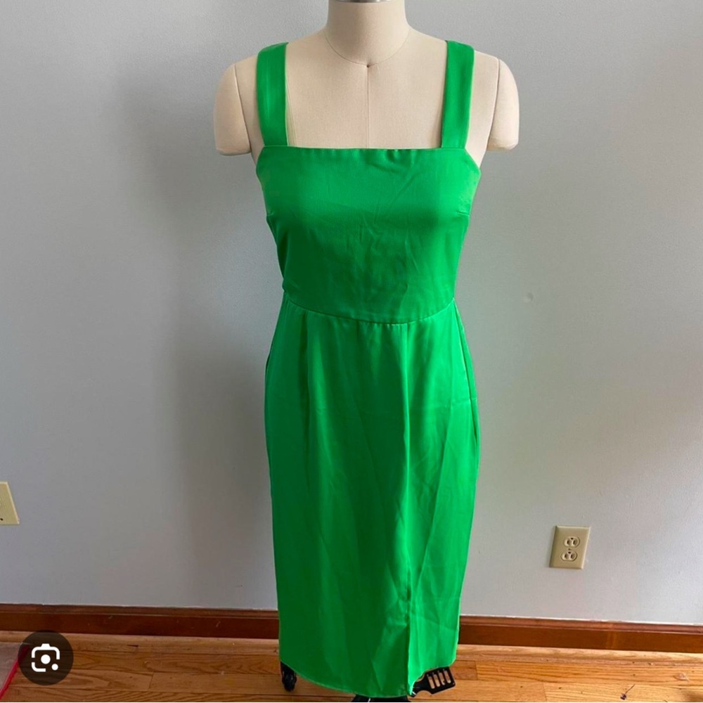 Francesca’s green sheath dress